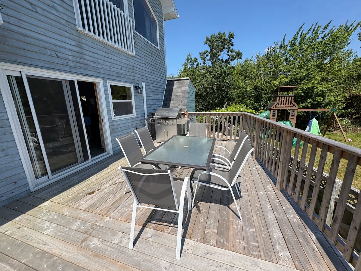 Upper deck dining area